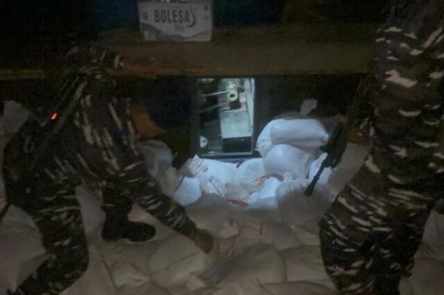 Personel TNI AL sedang melakukan pemeriksaan muatan kapal yang berisi biji timah tanpa izin, Senin 10/2