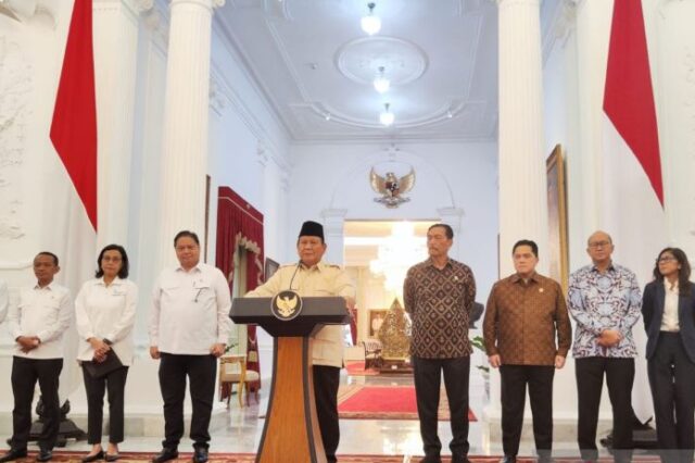 Presiden RI Prabowo Subianto mengumumkan PP Nomor 8 Tahun 2025 dan sejumlah kebijakan ekonomi lainnya di Istana Merdeka, Jakarta, Senin (17/2/2025).
