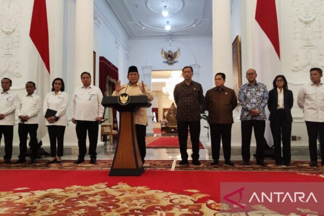 Presiden RI Prabowo Subianto saat mengumumkan PP Nomor 8 Tahun 2025 dan sejumlah kebijakan ekonomi lainnya di Istana Merdeka, Jakarta, Senin (17/2/2025).