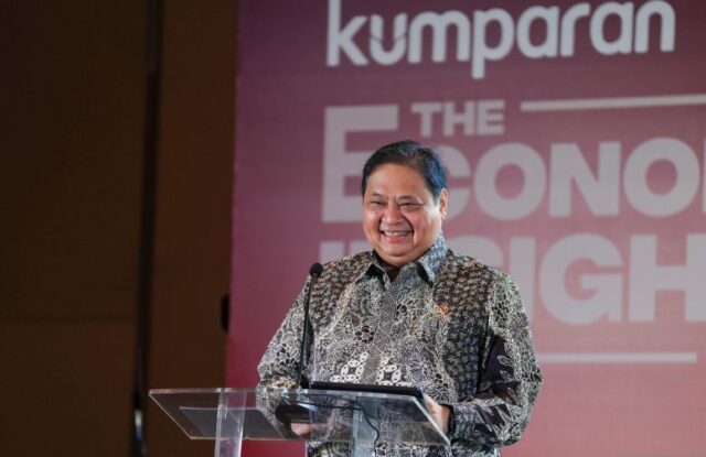 Menteri Koordinator Bidang Perekonomian Airlangga Hartarto saat menyampaikan sambutan dalam acara The Economic Insights 2025 yang diselenggarakan oleh Kumparan di Jakarta, Rabu (19/2/2025).