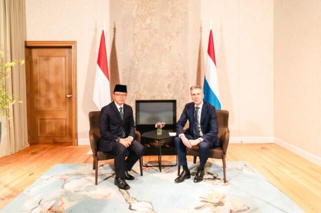 Menteri Luar Negeri RI Sugiono (kiri) dan Perdana Menteri Belanda Dick Schoof (kanan) saat melakukan pertemuan di Belanda, Sabtu (22/2/2025),