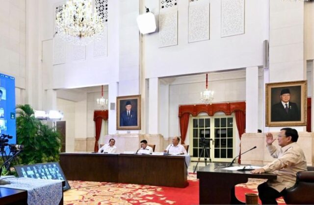 Presiden Prabowo Subianto mengecek kondisi sejumlah sarjana penggerak pembangunan Indonesia (SPPI) melalui sambungan video conference dari ruangan kerjanya di Kompleks Istana Kepresidenan, Jakarta, Selasa (18/2/2025).