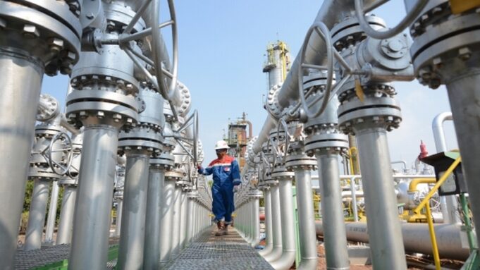 Ilustrasi - Karyawan PT Pertamina mengecek pipa saluran minyak. Ilustrasi - Karyawan PT Pertamina mengecek pipa saluran minyak.