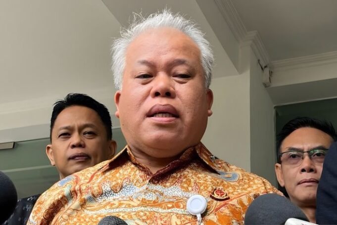 Kepala Pusat Penerangan Hukum (Kapuspenkum) Kejagung Harli Siregar berbicara dengan awak media di Gedung Kejaksaan Agung, Jakarta, Jumat (7/3/2025).