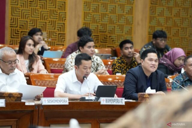 Wakil Menteri Pemuda dan Olahraga (Wamenpora) Taufik Hidayat (tengah) bersama dengan Ketua Umum PSSI Erick Thohir (kanan) melakukan rapat kerja (raker) dengan Komisi X dan Komisi XIII DPR RI dengan agenda membahas permohonan pertimbangan pemberian kewarganegaraan RI kepada tiga atlet sepak bola asal Belanda dan Italia, Rabu (5/3/2025)