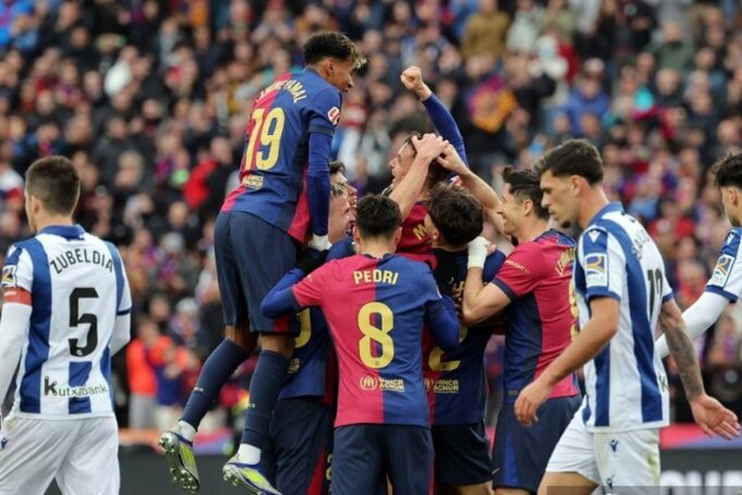 Pemain Barcelona lakukan selebrasi usai bobol gawang Real Sociedad