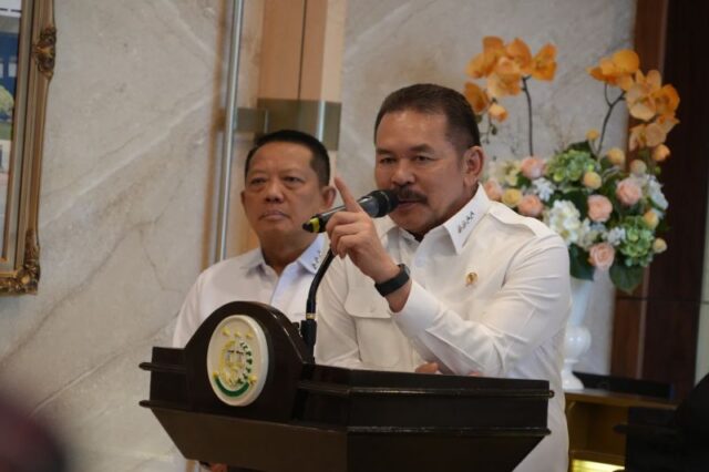 Jaksa Agung Sanitiar (ST) Burhanuddin (kanan) dengan didampingi Jaksa Agung Muda Bidang Tindak Pidana Khusus (Jampidsus) Kejagung Febrie Adriansyah (kiri) berbicara dalam konferensi pers di Gedung Kejaksaan Agung, Jakarta, Kamis (6/3/2025).