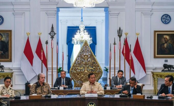 Presiden RI Prabowo Subianto bersama investor asal Amerika Serikat Ray Dalio, para pengusaha besar asal Indonesia, dan para menteri Kabinet Merah Putih melakukan pertemuan di Istana Merdeka, Jakarta, Jumat (7/3/2025). Presiden RI Prabowo Subianto bersama investor asal Amerika Serikat Ray Dalio, para pengusaha besar asal Indonesia, dan para menteri Kabinet Merah Putih melakukan pertemuan di Istana Merdeka, Jakarta, Jumat (7/3/2025).