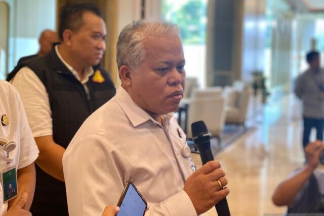 Kepala Pusat Penerangan Hukum (Kapuspenkum) Kejaksaan Agung Harli Siregar menjawab pertanyaan wartawan di Jakarta, Rabu (12/3/2025)