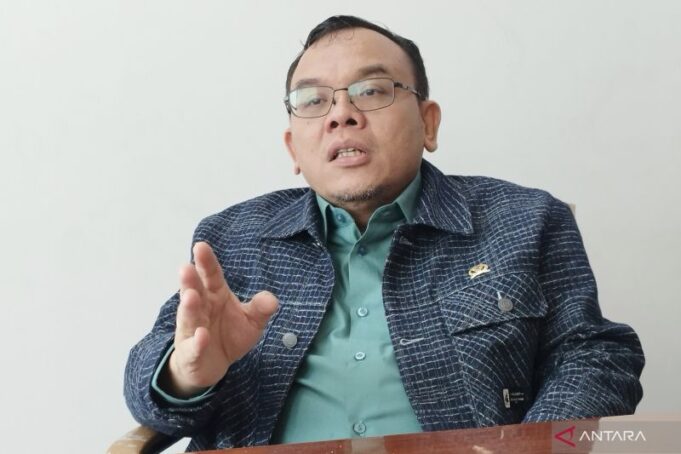 Ketua Komisi VII DPR RI Saleh Partaonan Daulay di Kompleks Parlemen, Jakarta
