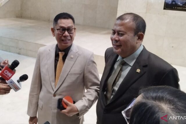Wakil Ketua DPR RI Adies Kadir (kiri) bersama Wakil Ketua DPR RI Cucun Ahmad Syamsurizal (kanan) di Kompleks Parlemen, Jakarta, Kamis (6/3/2025).