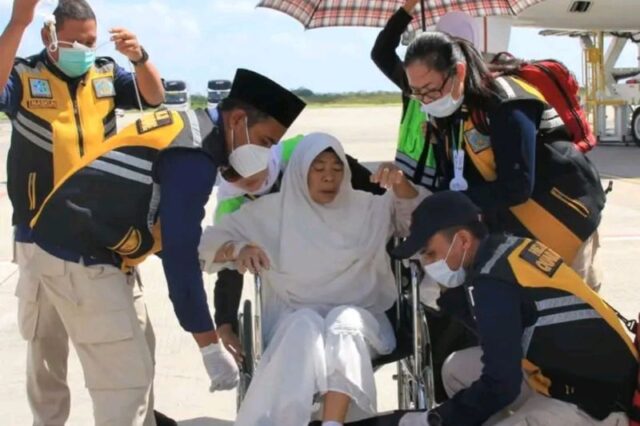 Ilustrasi - Petugas saat membantu keberangkatan seorang JCH