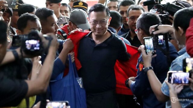 Terdakwa kasus dugaan korupsi impor gula Thomas Lembong (tengah) mengikuti sidang pembacaan dakwaan di Pengadilan Tipikor, Jakarta, Kamis (6/3/2025).