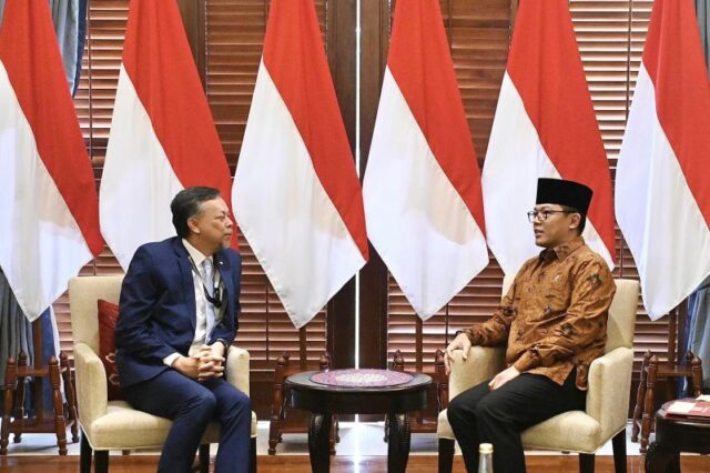 Menteri Luar Negeri (Menlu) RI Sugiono (kanan) bersama Duta Besar Malaysia untuk Indonesia Syed Mohamad Hasrin Tengku Hussin dalam pertemuan di Kantor Kementerian Luar Negeri (Kemlu) RI di Jakarta, Rabu (12/3/2025).
