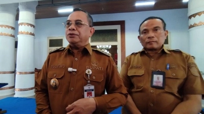 94534-bupati-pati-sudewo-kiri-didampingi-plt-sekda-pati