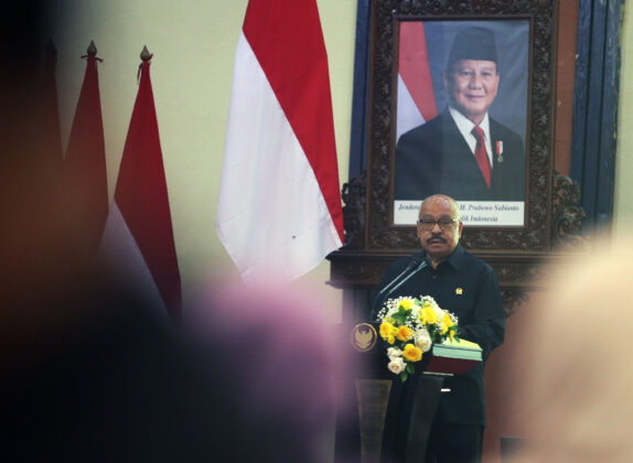 Ketua Fraksi Golkar MPR RI, Melchias Markus Mekeng memberikan kata sambutan saat pembukaan Sarasehan Nasional FraksiBersama usai membuka Sarasehan Nasional Fraksi Partai Golkar MPR RI di Nusantara IV, Gedung Parlemen, Senayan, Jakarta, Jumat (8/8/2025).