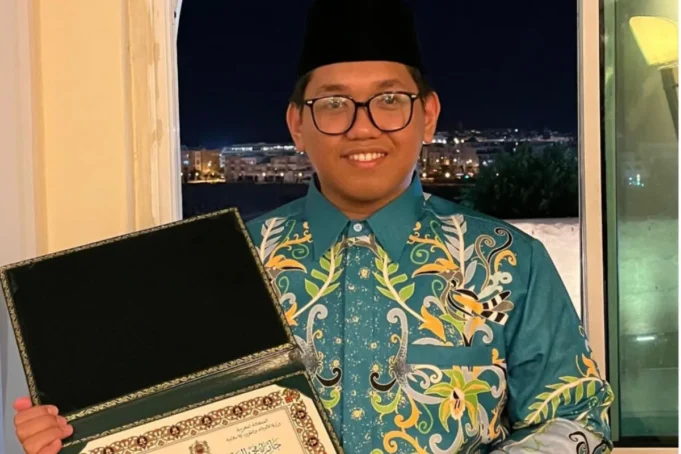 Hafidz muda asal Kalimantan Timur Ahmad Fadhil menunjukan piagam pengharaga sebagai juara 2 di cabang Tahfiz 5 juz dan Tilawah di ajang Musabaqoh Tilawatil Qur'an (MTQ) Internasional di Maroko. ANTARA/ HO- Diskominfo.