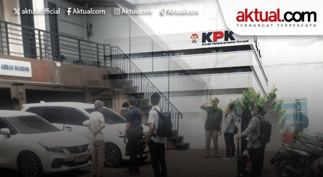 Tim KPK Sambangi PT Atthaya Abbas Mandiri, Dikawal Polisi