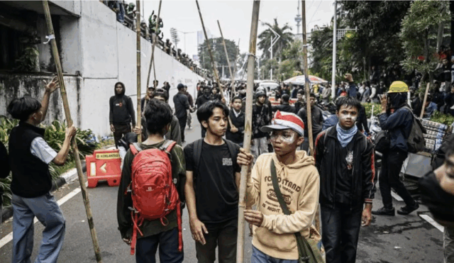 Sejumlah pengunjuk rasa membawa bambu saat melakukan aksi di Jalan Letjend S Parman, depan Gedung DPR, Jakarta, Senin (25/8/2025). ANTARA FOTO/Bayu Pratama S/rwa/pri.