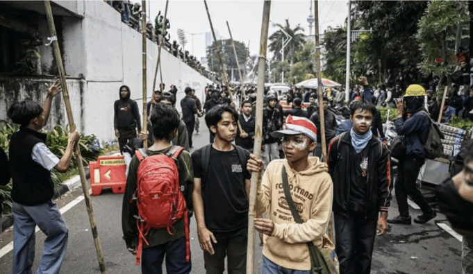 Sejumlah pengunjuk rasa membawa bambu saat melakukan aksi di Jalan Letjend S Parman, depan Gedung DPR, Jakarta, Senin (25/8/2025). ANTARA FOTO/Bayu Pratama S/rwa/pri.