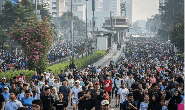 Arsip foto - Warga berolahraga saat hari bebas kendaraan bermotor (HBKB) di kawasan Jalan Jenderal Sudirman, Jakarta, Minggu (27/7/2025). Pemprov DKI Jakarta berencana melakukan pemetaan titik-titik strategis untuk pelaksanaan Car Free Day atau HBKB di lima wilayah administrasi yang didasarkan pada data kualitas udara sebagai upaya pengendalian polusi udara di ibu kota. ANTARA FOTO/Sulthony Hasanuddin/nz