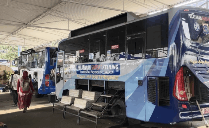 Ilustrasi - Samsat Keliling Jakarta Selatan di halaman parkir Polda Metro Jaya. (ANTARA/Ilham Kausar)