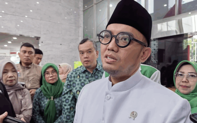 Wakil Kepala Badan Penyelenggara Haji Dahnil Anzar Simanjuntak saat wawancara cegat di Kantor Kemenag, Jakarta, Sabtu (23/8/2025). ANTARA/Asep Firmansyah