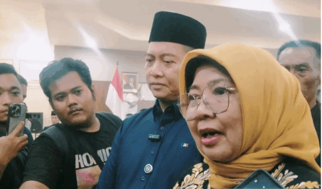 Ketua DPRD Provinsi Nusa Tenggara Barat (NTB), Hj. Baiq Isvie Rupaeda dikonfirmasi wartawan usai pertemuan dengan Gubernur NTB, H. Lalu Muhamad Iqbal bersama jajaran Forkopimda dan sejumlah elemen masyarakat di Pendopo Gubernur NTB di Mataram, Sabtu (30/8/2025) malam. ANTARA/Nur Imansyah.