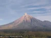 Gunung Semeru Kembali Erupsi Luncurkan Awan Panas Sejauh 5 Km Gunung Semeru erupsi dengan tinggi letusan 700 meter di atas puncak pada Senin (25/8/2025) pagi. ANTARA/HO-PVMBG