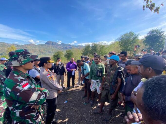 Kapolres TTU, AKBP Eliana Papote saat meninjau lokasi bentrokan warga TTU dan Timor Leste di Desa Imbate, Senin (25/8/2025).