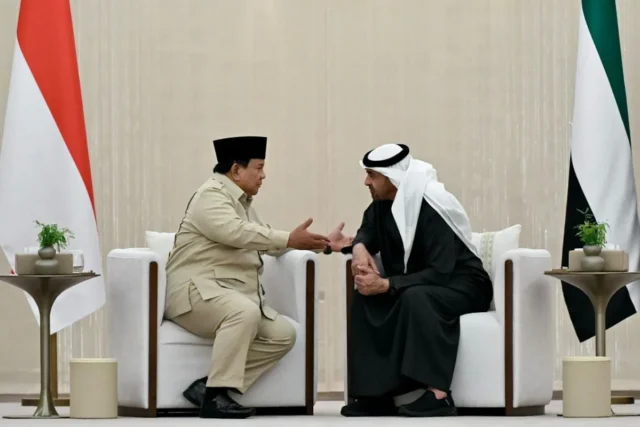 Presiden RI Prabowo Subianto (kiri) berbincang dengan Presiden Persatuan Emirat Arab (PEA) Mohammed bin Zayed Al Nahyan (MBZ) di Presidential Flight, Abu Dhabi, PEA, Jumat (12/9/2025). (ANTARA/HO-Biro Pers Sekretariat Presiden)