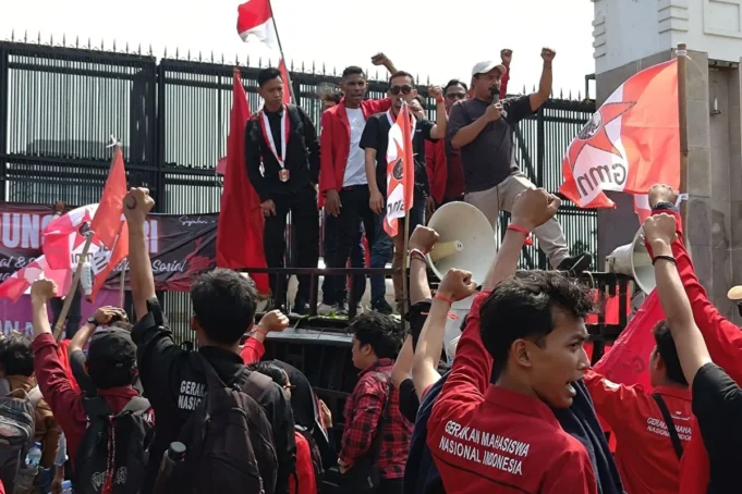 Sekelompok mahasiswa dari Gerakan Mahasiswa Nasional Indonesia berunjuk rasa di depan Gedung DPR/MPR RI, Jakarta, Rabu (3/9/2025). ANTARA/Aria Ananda