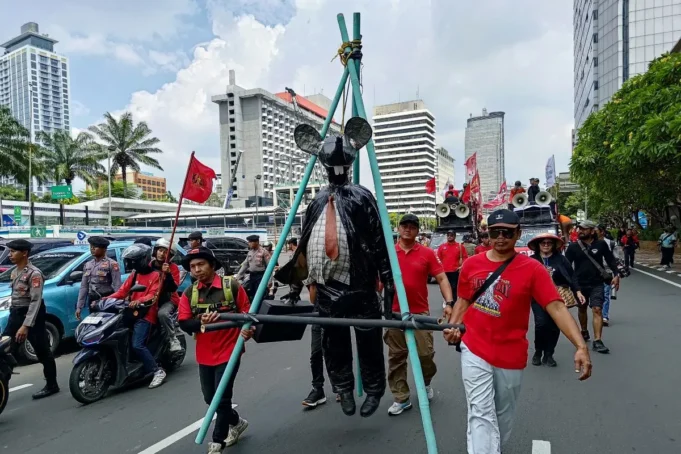 1000074446.jpg Massa dari Aliansi Gerakan Buruh Bersama Rakyat (Gebrak) membawa patung tikus berdasi saat menggelar aksi pawai panjang (long march) di Jakarta Pusat, Kamis (4/9/2025). (ANTARA/Aria Ananda)