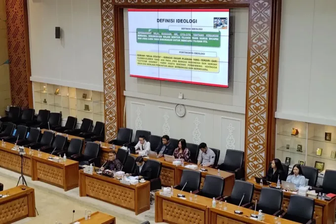 Dosen Fakultas Hukum Universitas Islam Malang Ahmad Basarah (kiri bawah) memaparkan rujukan dalam pembahasan Rancangan Undang-Undang (RUU) tentang Pembinaan Ideologi Pancasila dengan Badan Legislasi (Baleg) DPR RI di Kompleks Parlemen, Jakarta, Kamis (18/9/2025). ANTARA/Aria Ananda