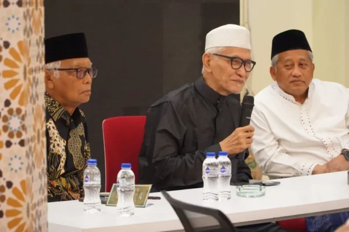 Ketua Tim Koordinasi dan Supervisi Syuriyah PBNU Mohammad Nuh (kanan) saat mendampingi Rais Aam PBNU KH Miftachul Akhyar (tengah). ANTARA/HO-PWNU Jatim