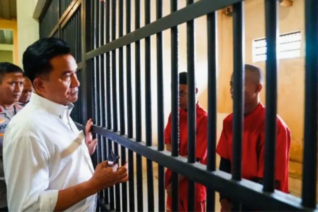 Menko Kumham Imipas Yusril Ihza Mahendra (kiri) dalam kunjungan kerja ke ruang tahanan Markas Polda Sulsel, Makassar, Rabu (10/9/2025). ANTARA/HO-Kemenko Kumham Imipas