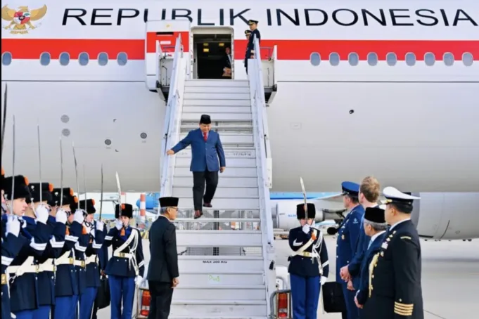 20250926_130736_Gallery.jpg Presiden RI Prabowo Subianto tiba di Bandar Udara Internasional Schipol, Amsterdam, Belanda, Kamis (25/9/2025), untuk menemui Raja Belanda Willem-Alexander di Istana Huis ten Bosch dalam rangka mempererat hubungan bilateral serta memperluas peluang kerja sama strategis antara kedua negara. (ANTARA/HO-Sekretariat Presiden)