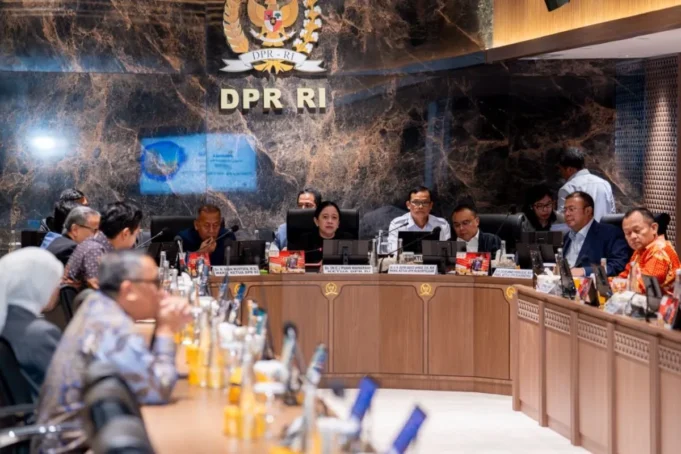 Ketua DPR RI Puan Maharani (tengah) memimpin pertemuan dengan wakil ketua DPR dan pimpinan fraksi partai politik parlemen di ruang rapat pimpinan DPR, kompleks parlemen, Senayan, Jakarta, Kamis (4/9/2025). ANTARA/HO-DPR RI