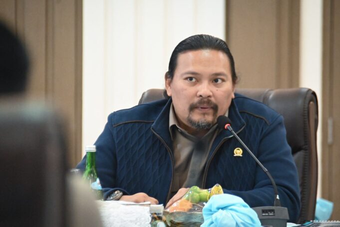 Anggota_Komisi_III_DPR_RI__Martin_Tumbelaka