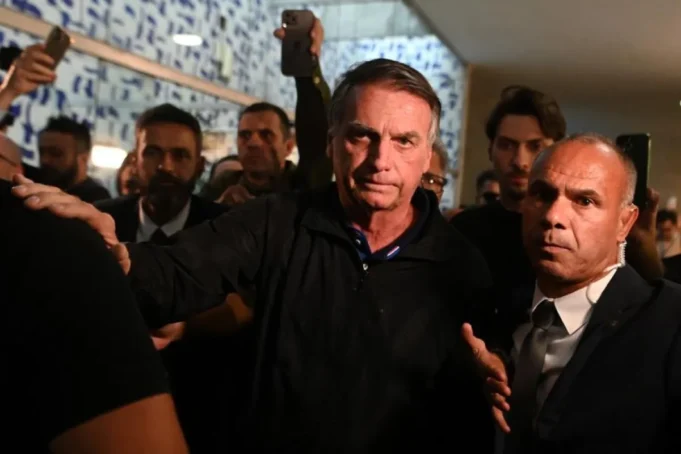 CjkinzN000003_20250912_CBMFN0A001.jpg Foto arsip yang diambil pada 21 Juli 2025 ini memperlihatkan mantan Presiden Brasil Jair Bolsonaro (tengah) di Brasilia, Brasil. ANTARA/Xinhua/Lucio Tavora