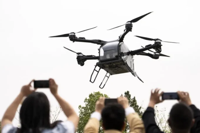 Mobil terbang AEROHT besutan XPENG melakukan demonstrasi penerbangan di Liuye Lake Tourist Resort di Kota Changde, Provinsi Hunan, China tengah, pada 27 Maret 2025. ANTARA/Xinhua/Chen Sihan