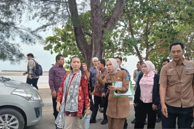 Ketua Tim Kunker Panja Desa Wisata Komisi VII DPR Rahayu Saraswati Djojohadikusumo (kiri) saat mengunjungi Pantai Pasir Pangkalpinang, Senin (8/9/2025) (ANTARA/Aprionis)