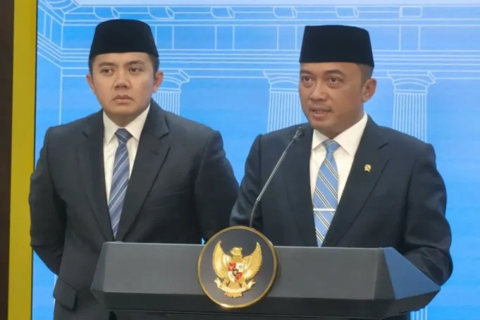 Menteri Sekretaris Negara Prasetyo Hadi didampingi Sekretaris Kabinet Teddy Indra Wijaya mengumumkan reshuffle kabinet dan pembentukan kementerian baru, bertempat di Kantor Presiden, Jakarta, Senin (8/9/2025). (ANTARA/Andi Firdaus)