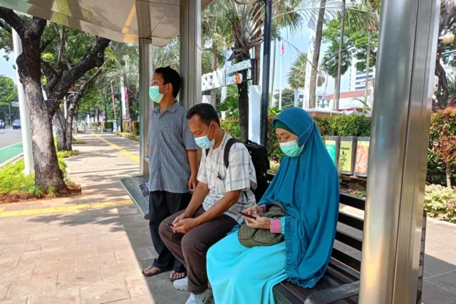 Masyarakat menggunakan masker untuk menghindari polusi udara di Jalan Merdeka Selatan, Jakarta Pusat, Selasa (13/6/2023). (ANTARA/Siti Nurhaliza).