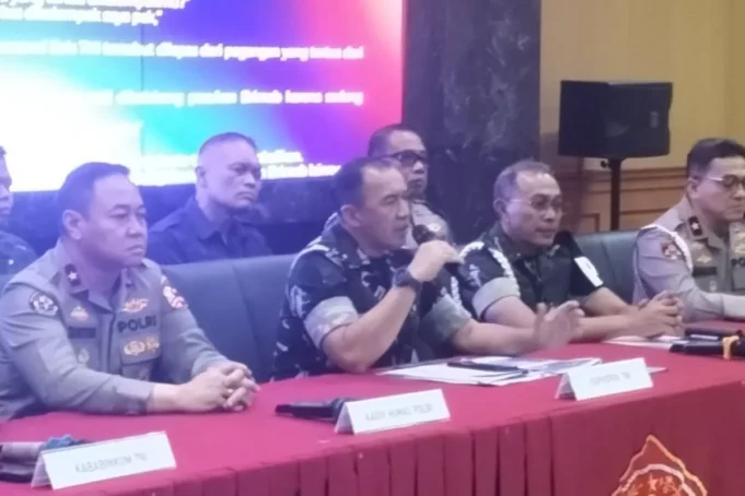 Kapuspen Mabes TNI Brigjen (Mar) TNI Freddy Ardianzah saat ditemui dalam jumpa pers di Mabes TNI, Jakarta Timur, Jumat (5/9/2025) (ANTARA/Walda Marison)