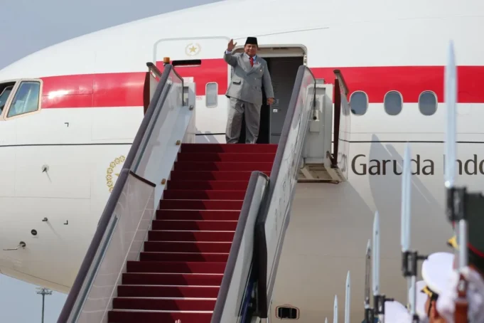 Presiden Prabowo Subianto melambaikan tangah di tangga pesawat untuk membawanya kembali ke Tanah Air dari Beijing, China pada Rabu (3/9/2025) (ANTARA/Desca Lidya Natalia)