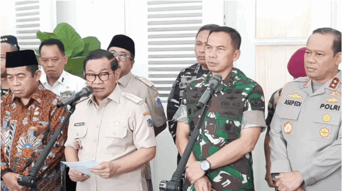 Gubenur DKI Jakarta Pramono Anung bersama Pangdam Jayakarta Mayor Jenderal TNI Deddy Suryadi, Ketua DPRD DKI Jakarta Khoirudin dan Kapolda Metro Jaya Irjen Pol Asep Edi Suheri (paling kanan) setelah menghadiri rapat Forum Koordinasi Pimpinan Daerah (Forkopimda) DKI Jakarta di Balai Kota DKI Jakarta, Senin (1/9/2025). ANTARA/Lia Wanadriani Santosa.
