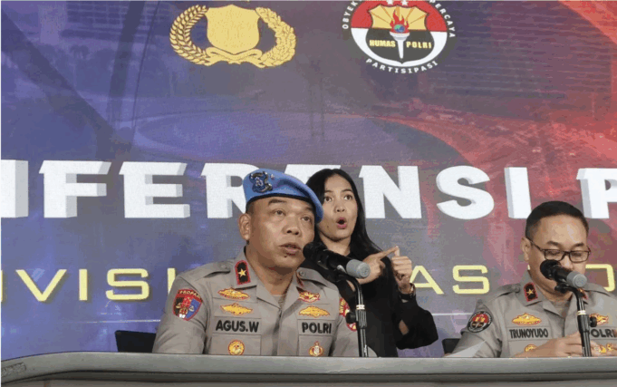 Kepala seteBiro Pengawasan dan Pembinaan Profesi (Karowabprof) Divpropam Polri Brigjen Pol. Agus Wijayanto (kiri) berbicara dalam konferensi pers di Gedung Divisi Humas Polri, Jakarta, Senin (1/9/2025). (ANTARA/Nadia Putri Rahmani)