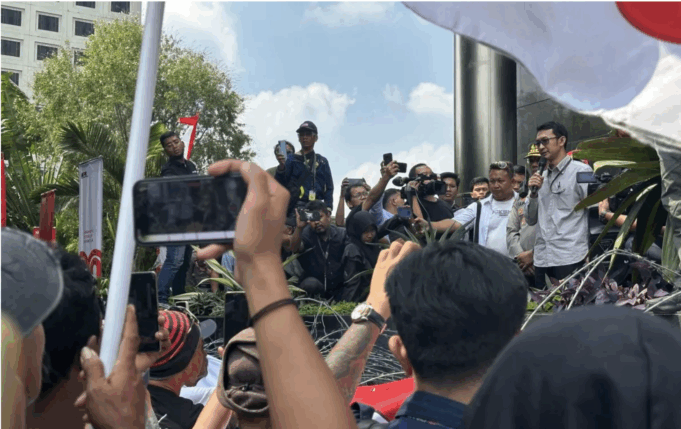 Juru Bicara Komisi Pemberantasan Korupsi Budi Prasetyo (kanan) saat memberikan keterangan kepada warga Pati, di Gedung Merah Putih KPK, Jakarta, Senin (1/9/2025). (ANTARA/Rio Feisal)