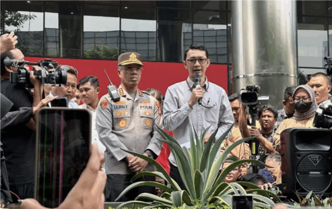 Juru Bicara Komisi Pemberantasan Korupsi Budi Prasetyo (tengah kanan) bersama Kapolres Metro Jakarta Selatan Kombes Pol Nicolas Ary Lilipaly (tengah kiri) saat memberikan keterangan kepada warga Pati, di Gedung Merah Putih KPK, Jakarta, Senin (1/9/2025). (ANTARA/Rio Feisal)